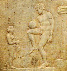 Antiikin kreikkalainen episkyroksen pelaaja, korkokuva attikalaisessa hautasteelassa, marmori, suuremman hahmon korkeus n. 18 cm, 400–375 eKr